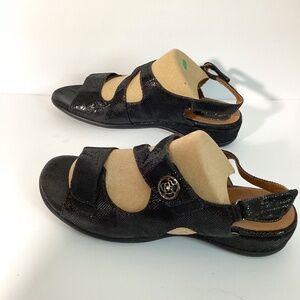 CLARKS ARTISAN WOMAN 11M BLACK SNAKE EMBOSSED SKIN CASUAL COMFORT SANDALS